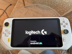 Logitech 840-000095 G Cloud Handheld Portable Gaming Console 1080p 7-inch Touchscreen
