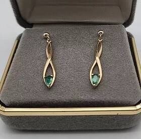 Macys 14kt Vintage Solid Gold Earrings Ladys Green Stone Fast Shipping