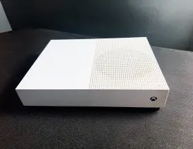 Ep2-00634 Microsoft Xbox Series S 1tb All-digital Console Disc-free Gaming - Robot White