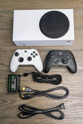 Microsoft Powera Fosmon C10781 Xbox Series S Console With Controllers Battery Kit Cables