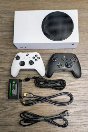 C10781 Microsoft Powera Fosmon Xbox Series S Console With Controllers Battery Kit Cables