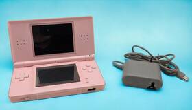Nintendo 045496718299 Ds Lite Handheld Game Console And Charger Usg-001 Coral Pink Excellent