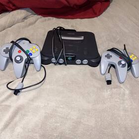 Nintendo 1020987-350 64 N64 Console System 2 Controllers Black Great Condition