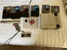 N1532238 Nintendo Nes Console 2 Controllers And Red Zapper - Original With 17 Games