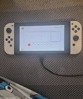 Nintendo Xaw10052972682 Unpatched Switch With White Controllers