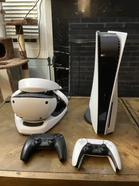 Cfij-17000 Sony Ps5 With Vr2 And Charging Station Plus Two Dual Sense Controllers