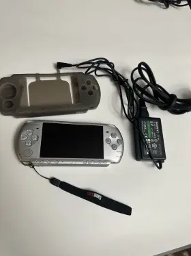 Hu0501602 Sony Playstation Psp-3001 Console Silver - Needs Battery Tested With Charger