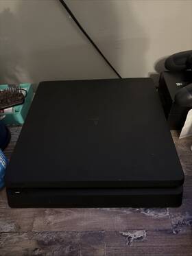 Sony Md313987968 Ps4 With 2 Controllers